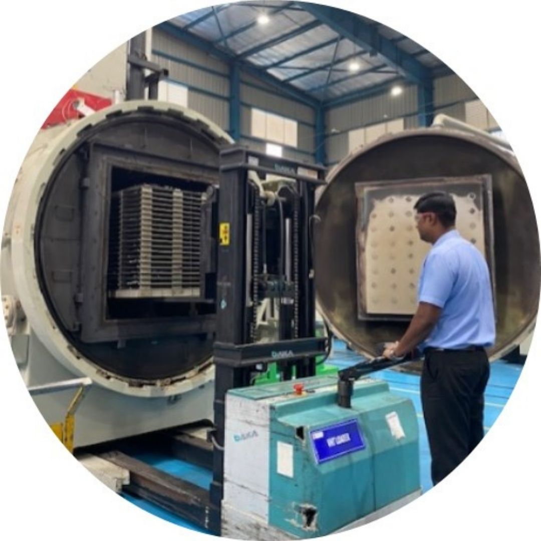 Vacuum heat treatment furnace Vacuum heat treatment furnace